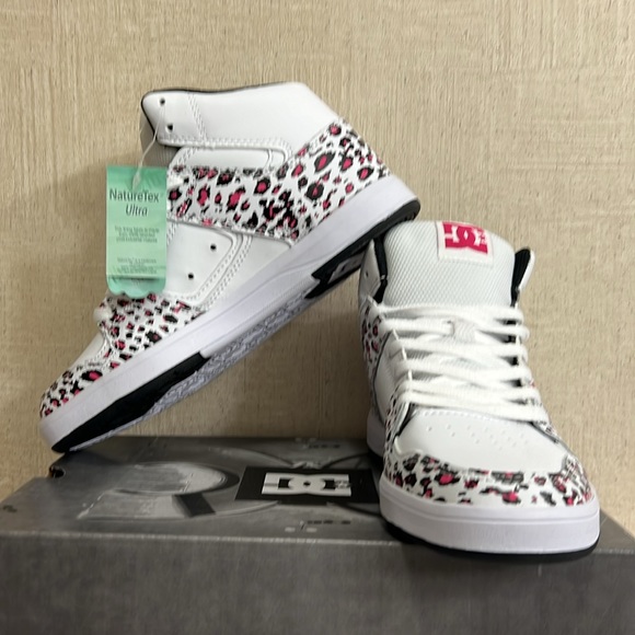 WOMEN’S DC CURE HI TOPS SIZE 6.5 BLACK AND LEOPARD PRINT BRAND NEW IN BOX!! - Picture 5 of 10